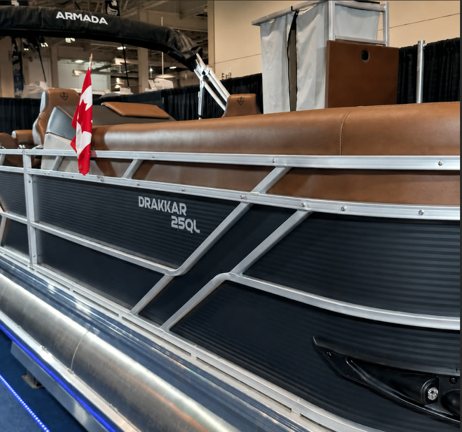 Ponton Drakkar 25QL avec drapeau canadien en salon nautique
