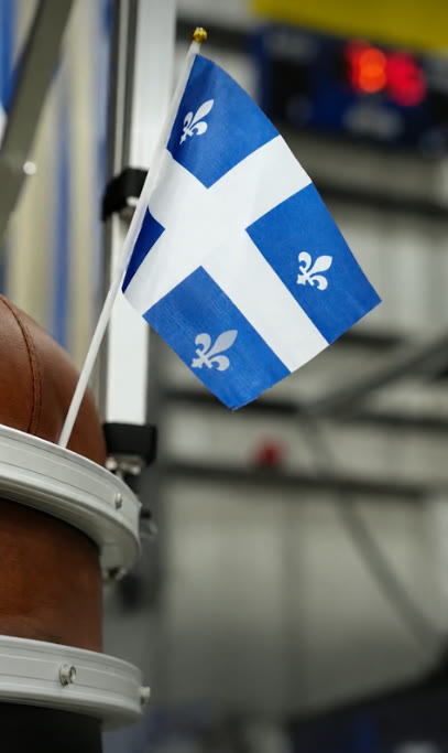 Drapeau du Québec sur un ponton dans l'usine Armada