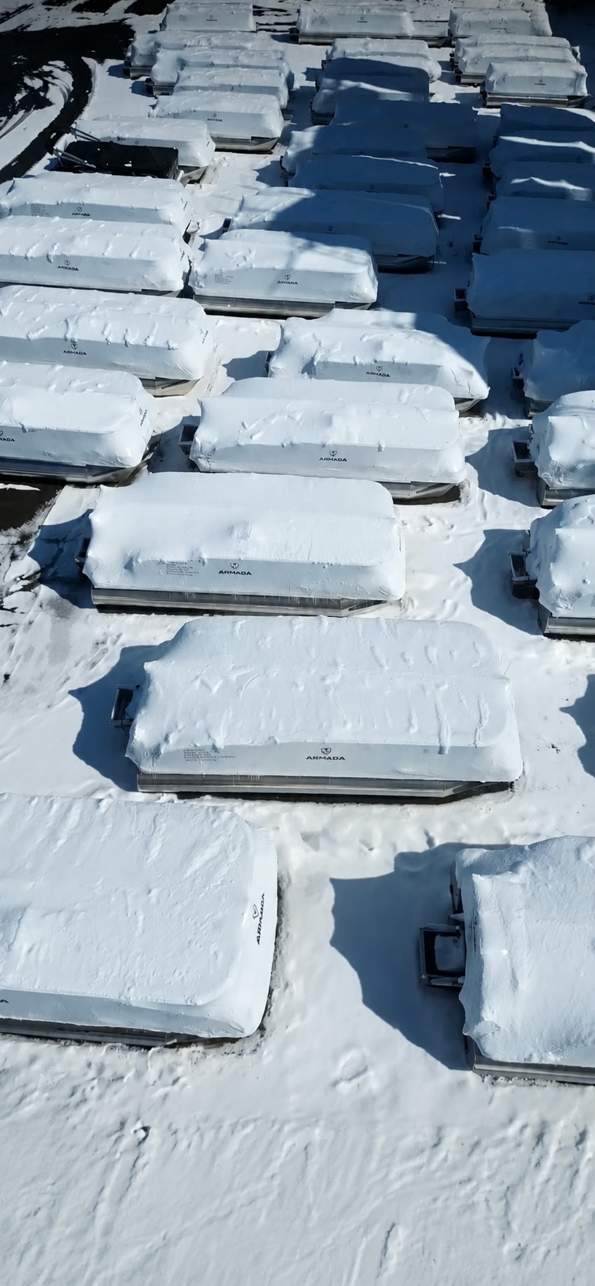 Pontons Armada recouverts de neige dans la cour de l'usine